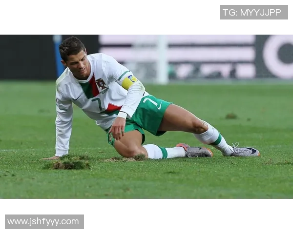 足球明星潮流时尚写真集展现球场外的魅力与风采 足球明星潮流时尚写真集展现球场外的魅力与风采